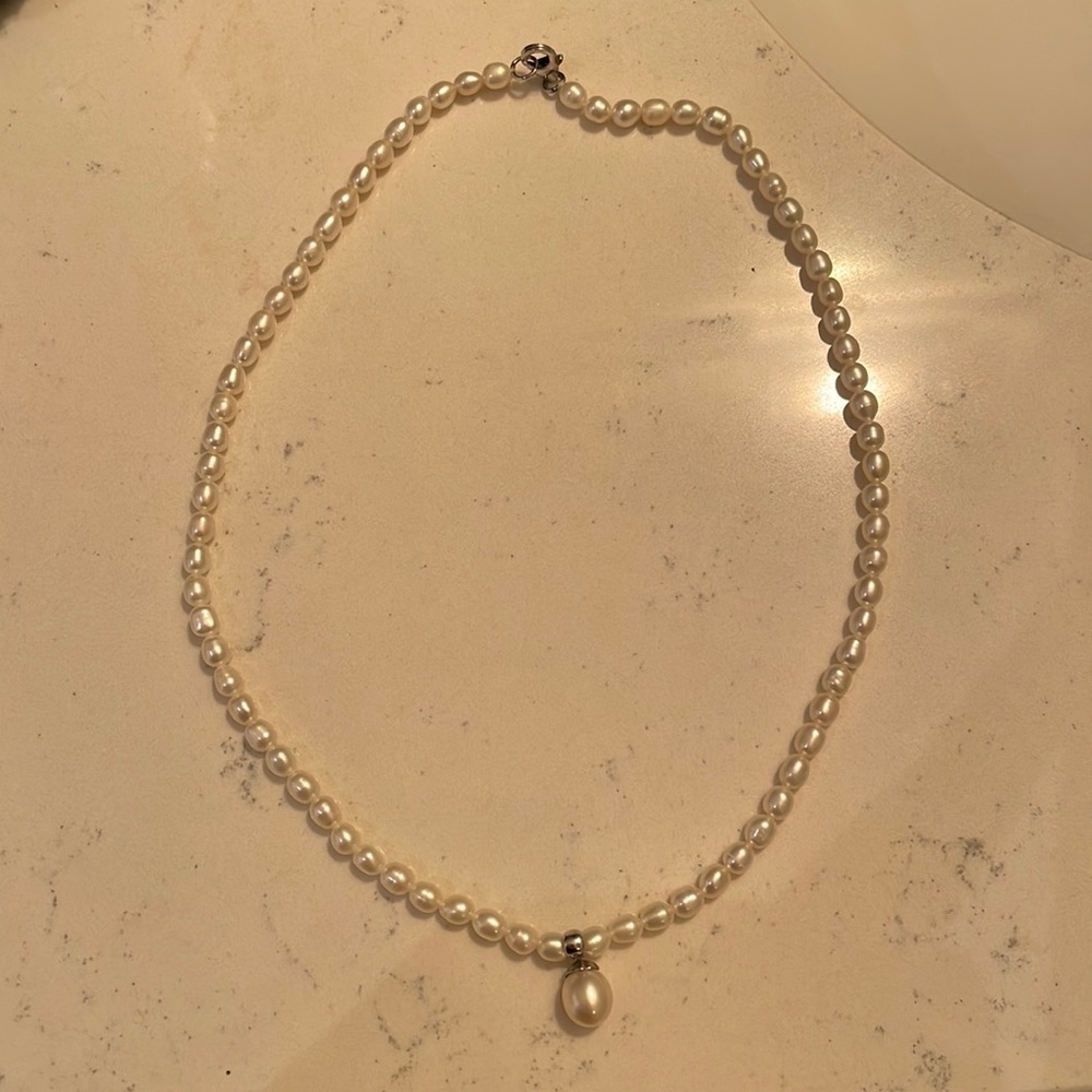 Pearl necklace with tear drop